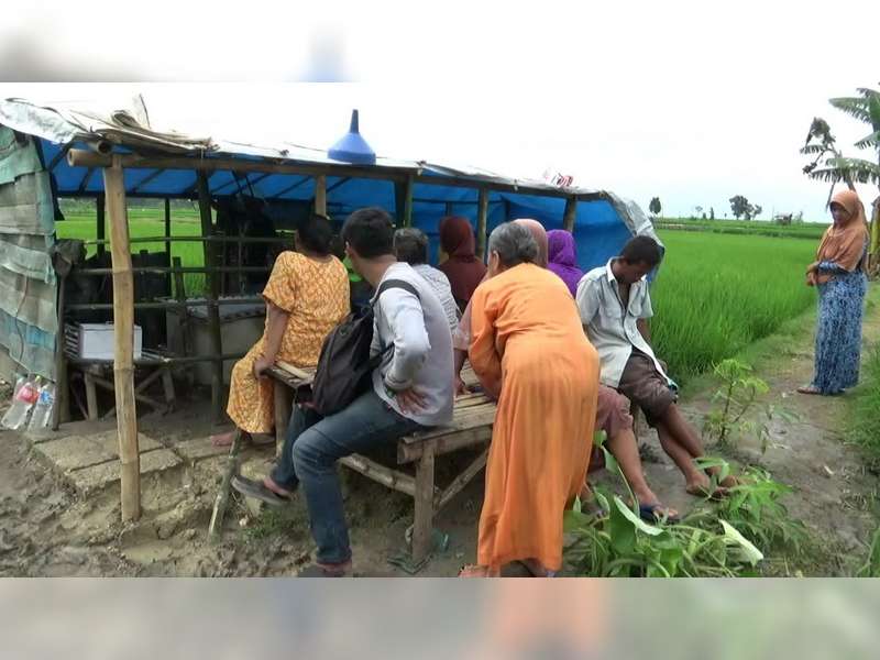 Ambil Air di Sumur Ajaib Dander, Warga Harus Rela Mengantre