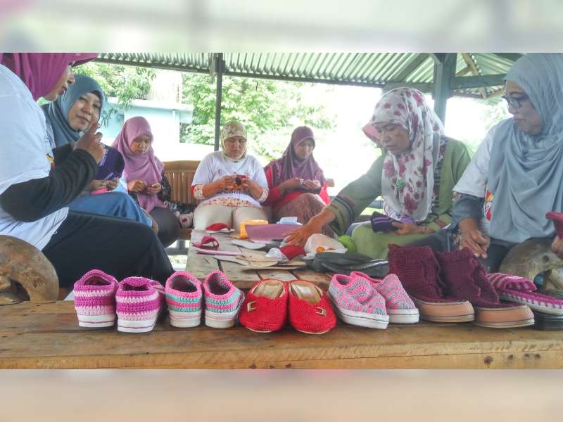 Merajut Barang Bekas Jadi Lebih Bernilai Bersama Para Ibu