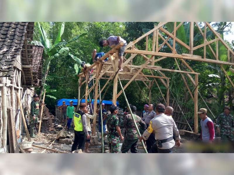 Aparat Bersama Warga Gotong Royong Bangun Rumah Mbah Niti di Kanor
