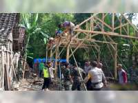 Aparat Bersama Warga Gotong Royong Bangun Rumah Mbah Niti di Kanor