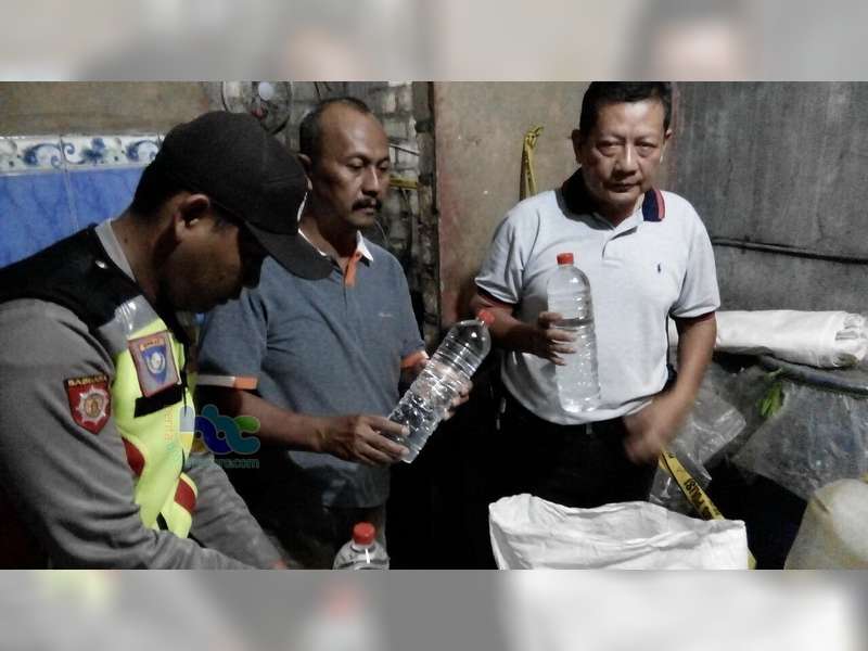2 Orang Produsen Arak Berikut Ribuan Liter Arak di Semanding Tuban Diamankan Polisi