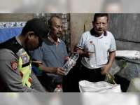 2 Orang Produsen Arak Berikut Ribuan Liter Arak di Semanding Tuban Diamankan Polisi