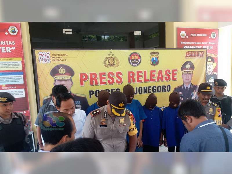 Sat Reskoba Polres Bojonegoro Amankan Dua Orang Yang Kedapatan Miliki Sabu