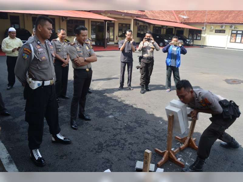 Dalmas Polres Blora Unjuk Kemampuan Pecahkan Batako dan Lempeng Besi