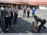 Dalmas Polres Blora Unjuk Kemampuan Pecahkan Batako dan Lempeng Besi
