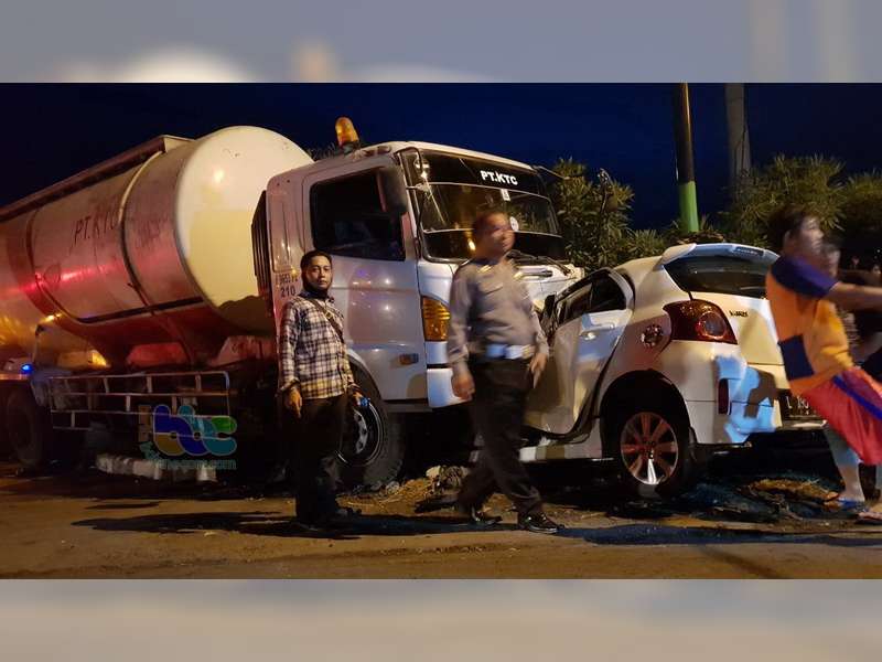 Truk Semen Curah Tabrak Toyota Yaris di Tuban, Pengemudai Yaris Meninggal Dunia