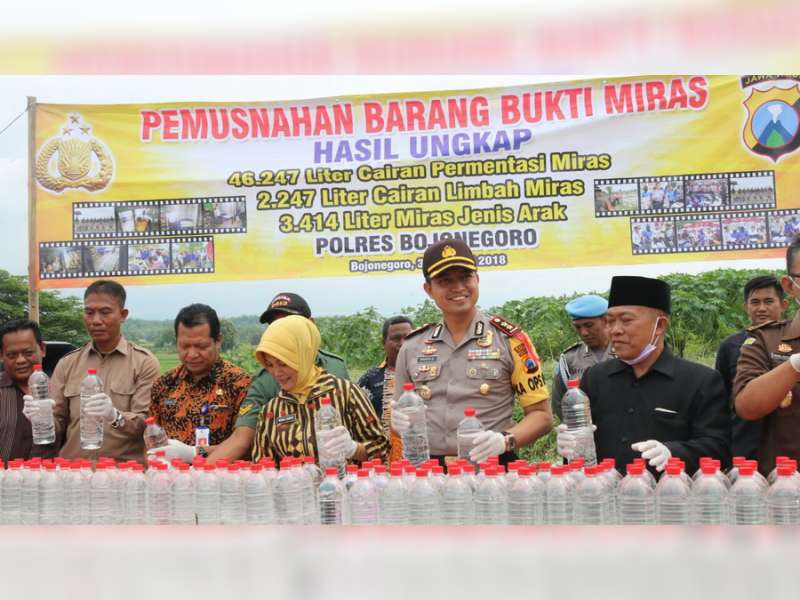 Polres Bojonegoro Musnahkan Puluhan Ribu Liter Miras Jenis Arak