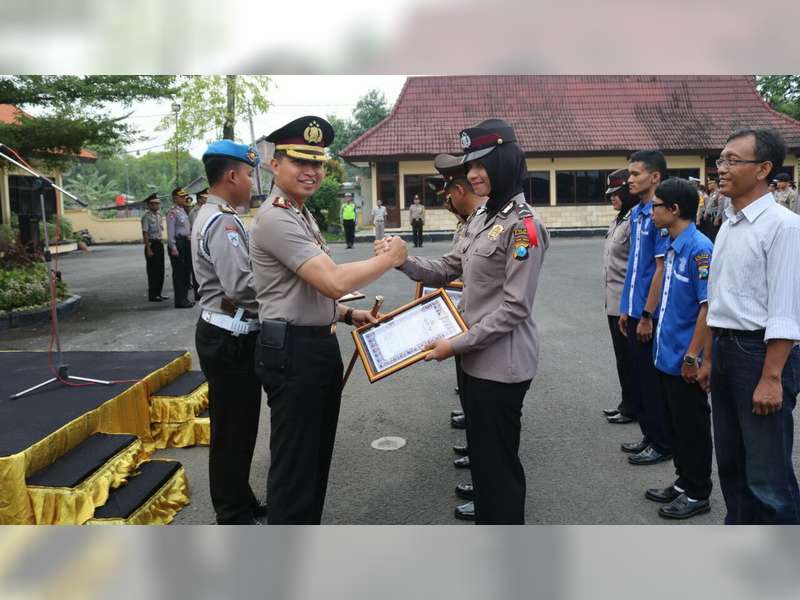 Kapolres Beri Penghargaan Pada Masyarakat Yang Dukung Lomba Bang Polmas Kapolri Award