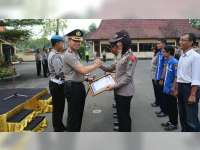 Kapolres Beri Penghargaan Pada Masyarakat Yang Dukung Lomba Bang Polmas Kapolri Award