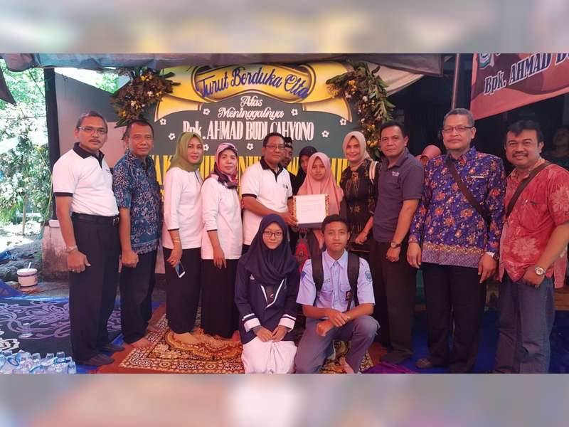 Pengurus MKKS SMA/SMK Bojonegoro Kunjungi Rumah Duka Almarhum Guru Budi di Sampang