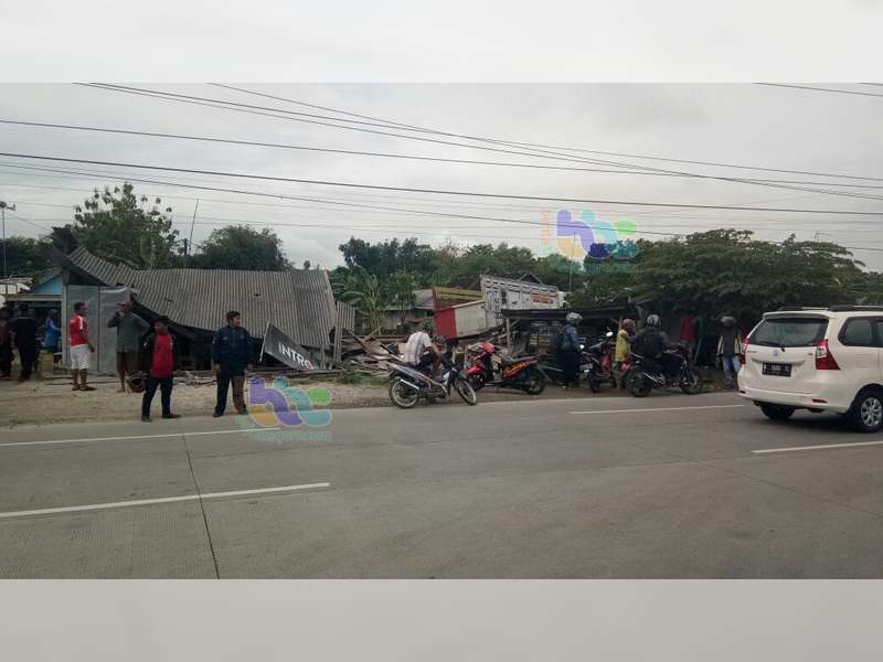Kecelakaan di Kalitidu, Truk Tabrak Elf dan 3 Unit Bangunan Warung