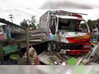 Kecelakaan Truk Tabrak Elf dan Warung di Kalitidu, Kerugian Diperkirakan Capai Rp 30 Juta