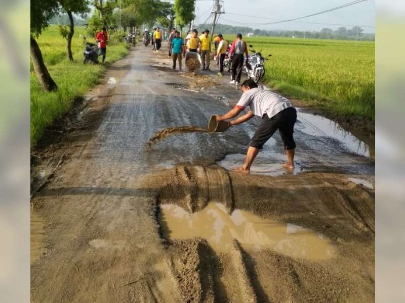 Polsek, Koramil dan Warga Kradenan Gotong Royong Perbaiki Jalan Rusak