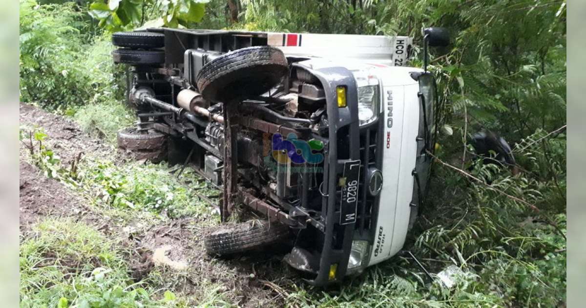 Diduga Ambil Haluan Terlalu ke Kiri, Truk Boks di Bubulan 
