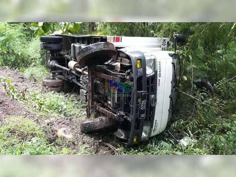 Diduga Ambil Haluan Terlalu ke Kiri, Truk Boks di Bubulan Terguling ke Pinggir Jalan