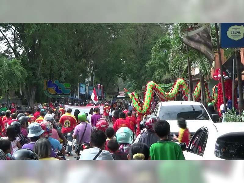 Kirab Barongsai dan Liang-Liong Hibur Masyarakat Bojonegoro