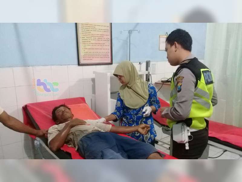 Ambil Haluan Terlalu ke Kiri, Pemotor di Ngraho Terperosok dan Terjatuh di Bahu Jalan