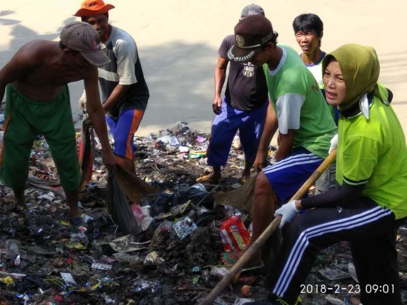DLH dan Camat Bersihkan Sampah di Sekitar Jembatan Kalitidu