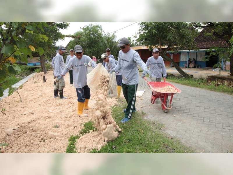 Karyawan EMCL Kerja Bakti Bersama Warga Gayam