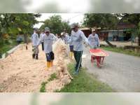 Karyawan EMCL Kerja Bakti Bersama Warga Gayam
