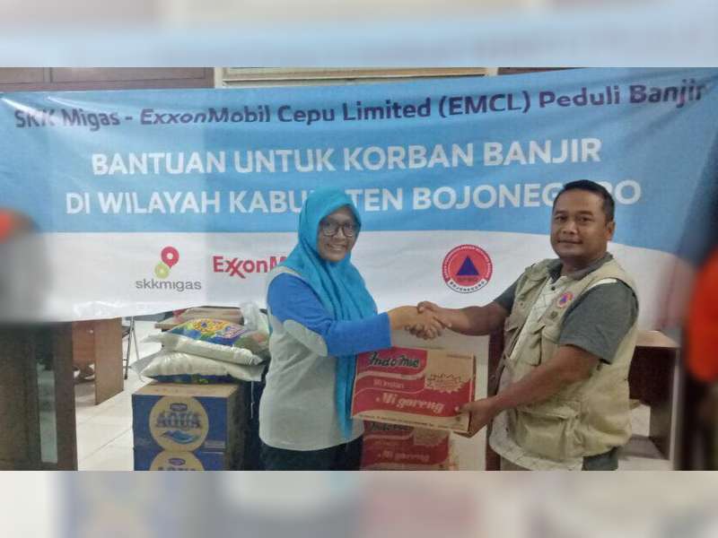 EMCL Serahkan Bantuan Paket Sembako pada Korban Banjir di Bojonegoro
