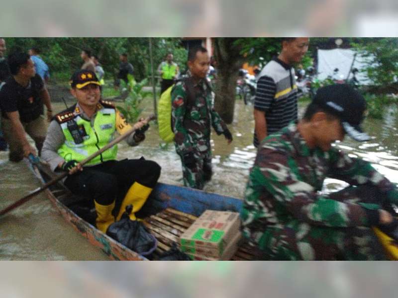 Dandim Bersama Kapolres Bojonegoro Kunjungi Korban Banjir di Trucuk