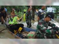 Dandim Bersama Kapolres Bojonegoro Kunjungi Korban Banjir di Trucuk