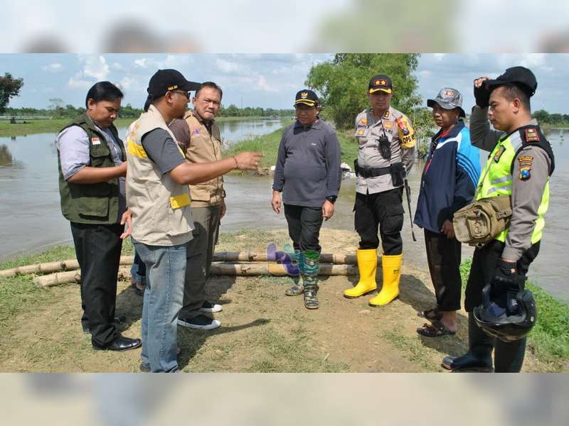 Kapolres dan Bupati Bojonegoro Dampingi Kepala BPBD Jatim Tinjau Lokasi Tanggul Jebol