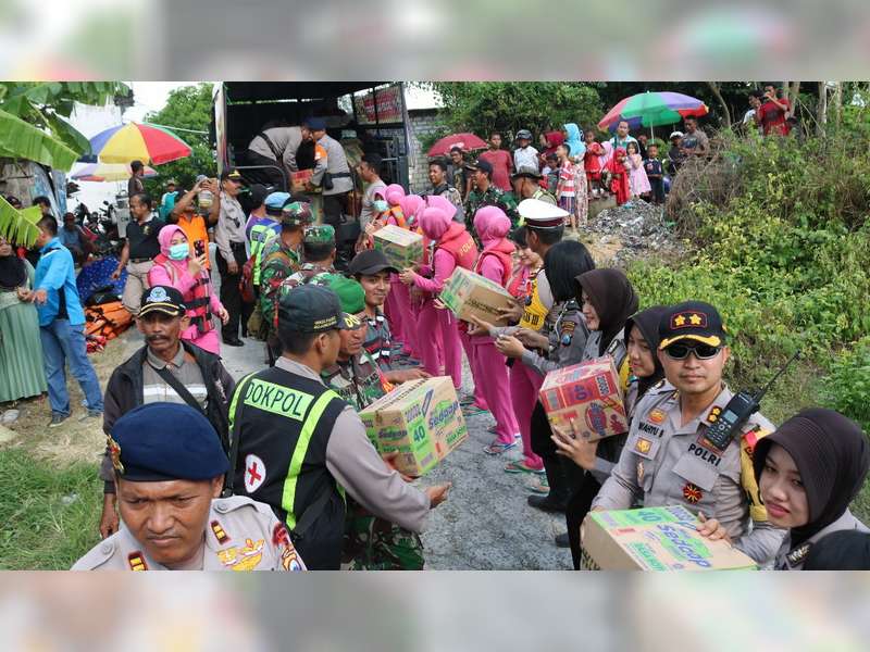 Polres Bojonegoro Kirim Bantuan Pada Korban Banjir di 4 Desa Terisolir