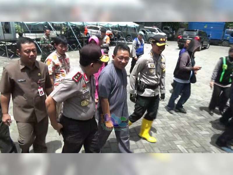 Kapolda Jatim Kunjungi dan Berikan Bantuan Pada Korban Banjir di Bojonegoro