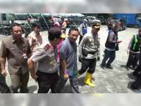 Kapolda Jatim Kunjungi dan Berikan Bantuan Pada Korban Banjir di Bojonegoro