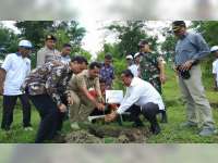 Satya W Yudha & LIPI Tanam 1000 Bibit Durian di Negeri Atas Angin