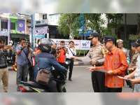 Kampanye Keselamatan Berlalu-Lintas, Polres Bojonegoro dan Forpimda Bagi Helm Gratis