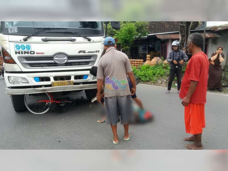 Dua Unit Sepeda Pancal Ditubruk Truk, Seorang Pengayuh Sepeda Luka Berat