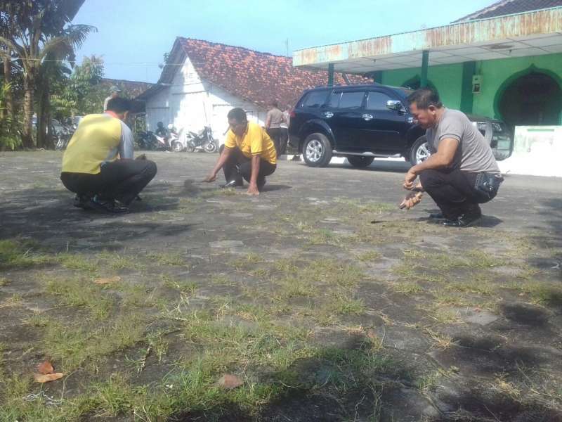 Polsek Jepon Patroli Sekaligus Kerja Bakti Bersihkan Masjid