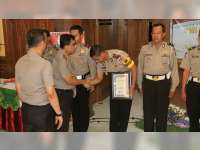 Kasat Lantas Polres Bojonegoro, Terima Penghargaan dari Kapolda Jatim