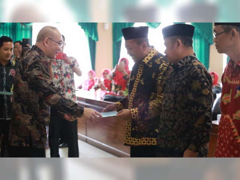 Kepala BKN RI Serahkan SK Kenaikan Pangkat dan SK Pensiunan