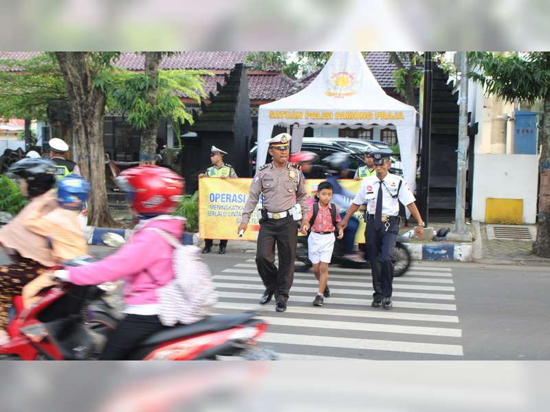 Sat Lantas Polres Bojonegoro Kampanye Tata-Cara Aman Bersekolah dan Bagikan Brosur
