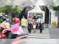 Sat Lantas Polres Bojonegoro Kampanye Tata-Cara Aman Bersekolah dan Bagikan Brosur