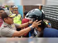Kapolres Blora Beri Helm Pengendara Motor yang Melanggar Lalu Lintas