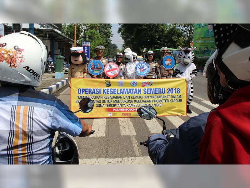 Sat Lantas Polres Bojonegoro Sosialisasi Keselamatan Berlalu-Lintas Pada Pengguna Jalan