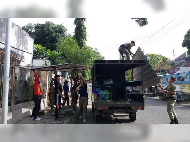 Satpol PP Blora Tertibkan Tenda PKL