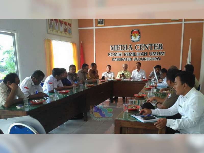 KPU Bojonegoro Gelar Rakor Tahapan Pemilukada dan Serahkan Alat Peraga Kampanye