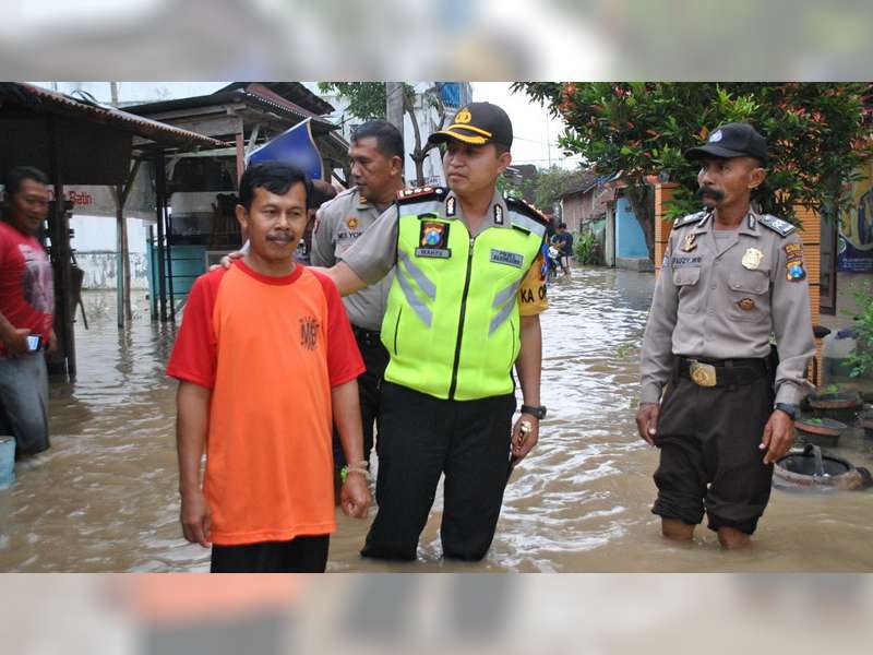 Kapolres Bojonegoro Bersama Forpimda Tinjau Warga Terdampak Banjir Bengawan Solo