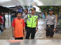 Kapolres Bojonegoro Bersama Forpimda Tinjau Warga Terdampak Banjir Bengawan Solo