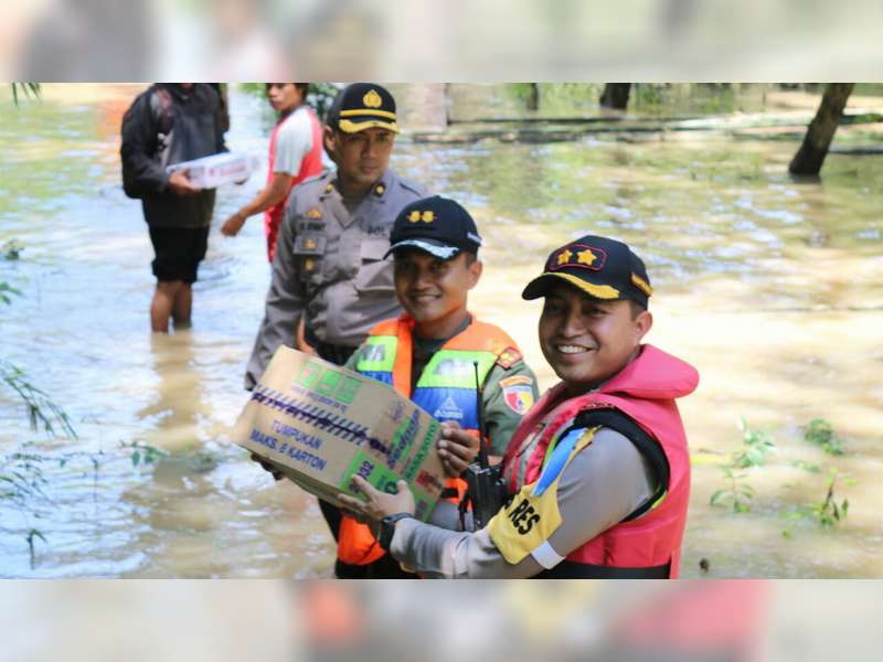 Kapolres Bojonegoro Sampaikan Bantuan pada Warga Baureno Terdampak Banjir