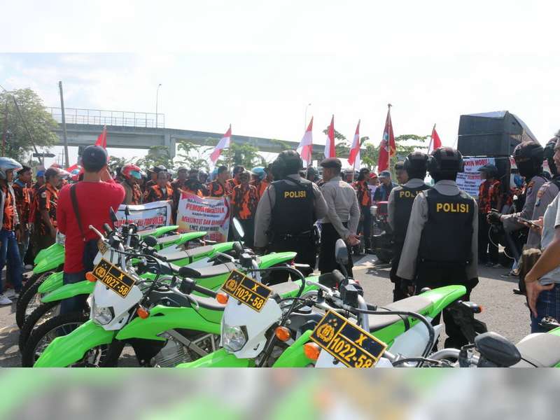 Kapolres Bojonegoro Pimpin Pengamanan Aksi Unjuk Rasa di Gayam