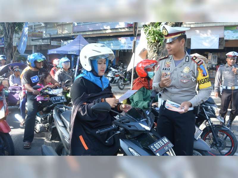 Sat Lantas Polres Bojonegoro Bagi-Bagi Stiker dan Brosur Keselamatan Berlalu-Lintas