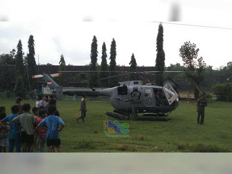 Cuaca Buruk, Helikopter milik TNI AL Mendarat Darurat di Kedungadem