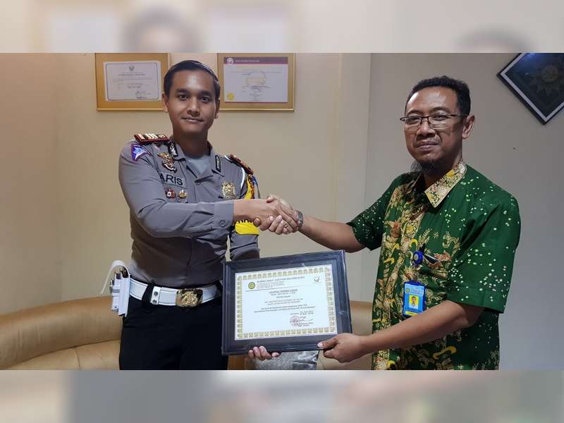 Direktur RS Aisyiyah Berikan Penghargaan Pada Kasat Lantas Polres Bojonegoro